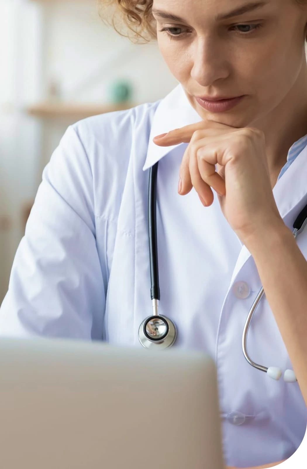 Galvenās galvenās lapas reklāmkarogs, kas ilustrē profesionālu dermatoloģisko aprūpi Plašs tīmeklī optimizēts attēls, kurā redzams, ka pacients saņem ērtu, profesionālu ādas novērtējumu vai kosmētisko procedūru spilgtā klīniskā vidē